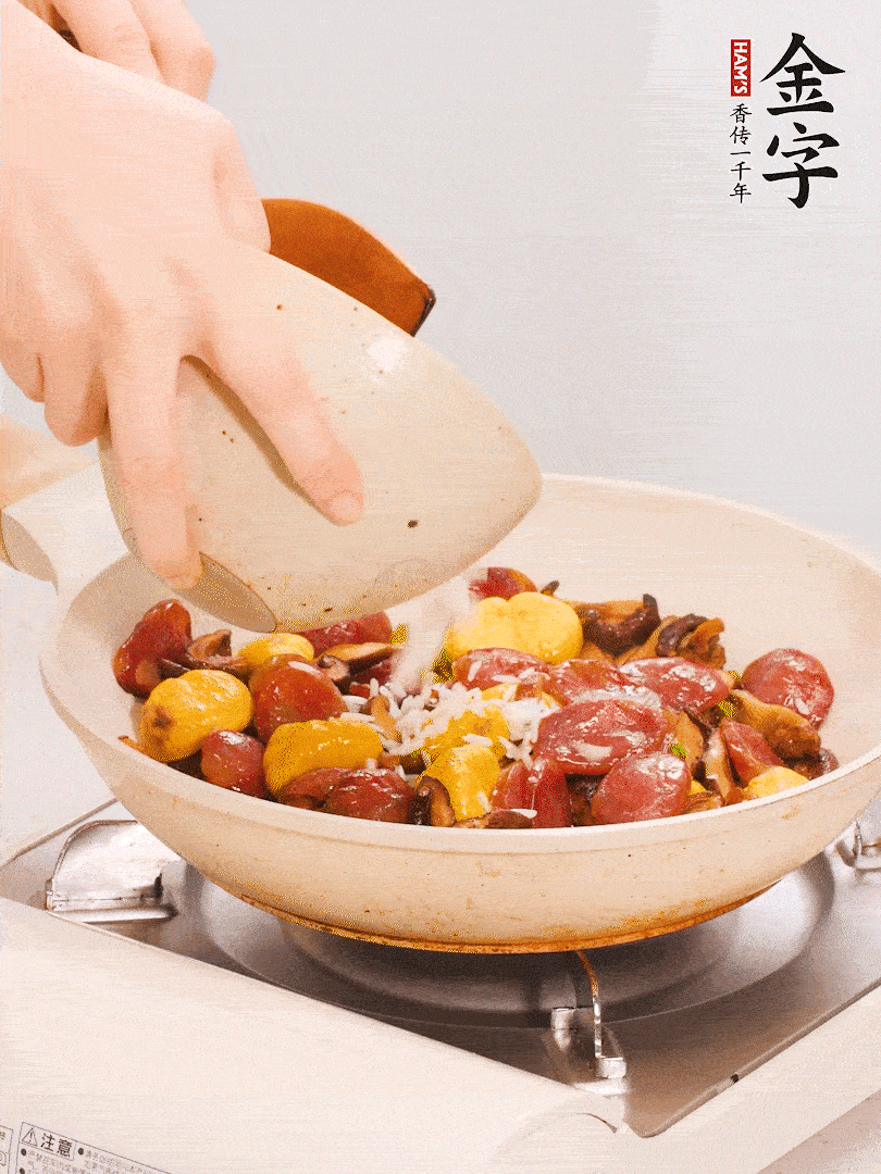 把米淘洗干凈，放入切好的香菇、板栗、毛豆。