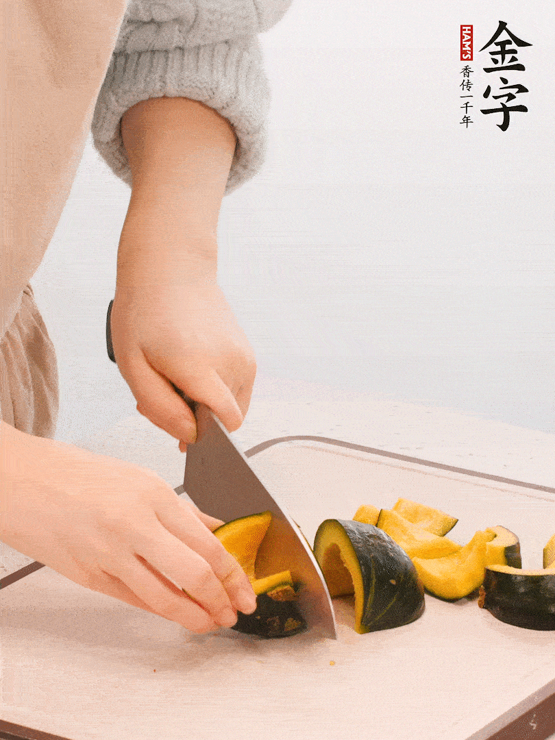 貝貝南瓜切小塊，生姜切成姜絲。