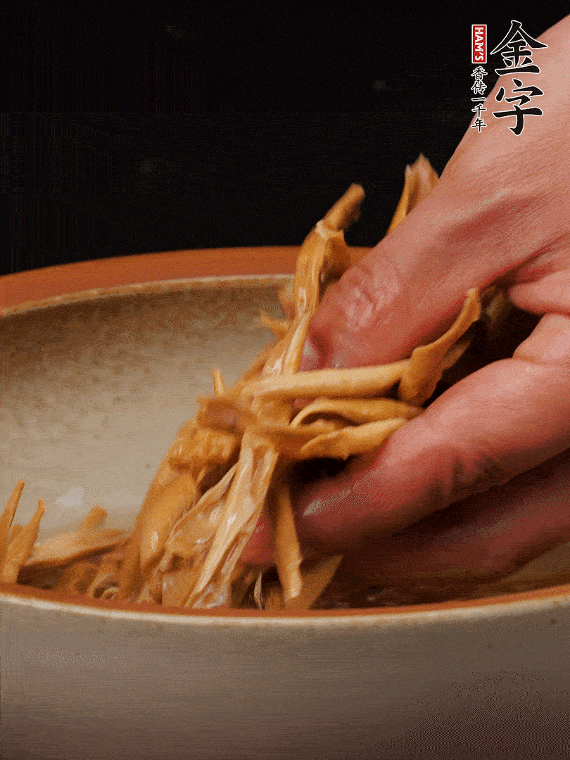 農(nóng)家土筍尖提前泡軟，用刀劃成細(xì)絲，這樣會(huì)更加入味。