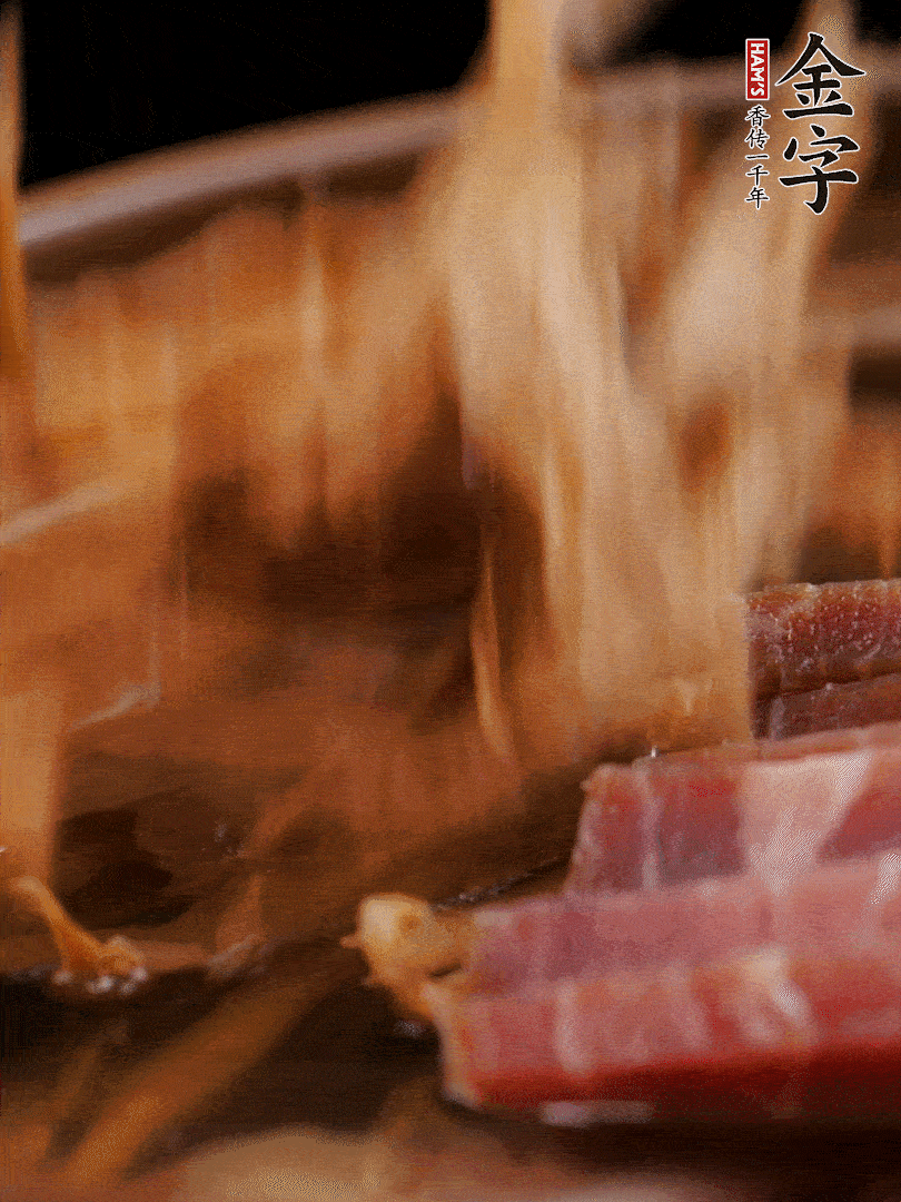 大筒骨、金字火腿、姜片、黃酒一起放入砂鍋，加筍干燉煮40分鐘。（如果家里有高壓鍋，用高壓鍋把高湯壓出來(lái)更鮮濃。）