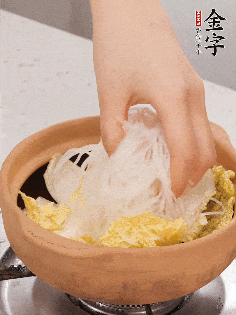 放入提前泡軟的粉絲，蓋上蒜蓉醬汁