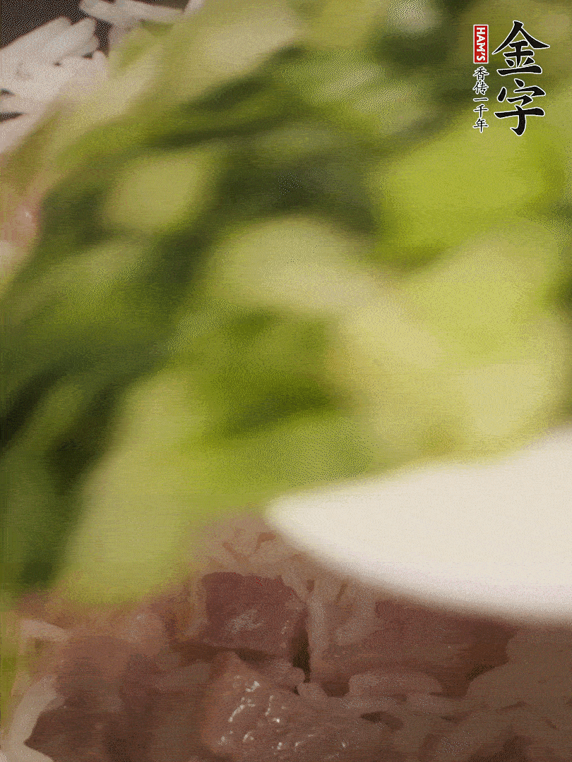 將燜煮好的米飯，倒入炒熟的蔬菜中，翻炒均勻鍆繼續(xù)燜煮5分鐘