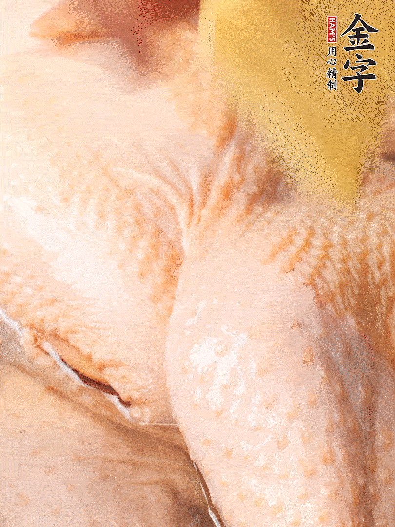 老母雞去頭去尾，斬去雞爪。冷水入鍋，加料酒、蔥姜焯水，煮出浮沫后撈出，用清水洗凈