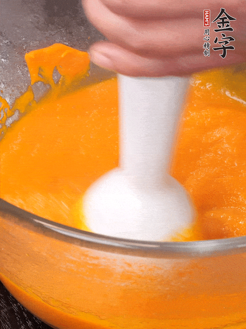 300g南瓜，去皮去瓤切滾刀塊，大火蒸8分鐘，料理機(jī)打成泥，篩網(wǎng)過篩成泥