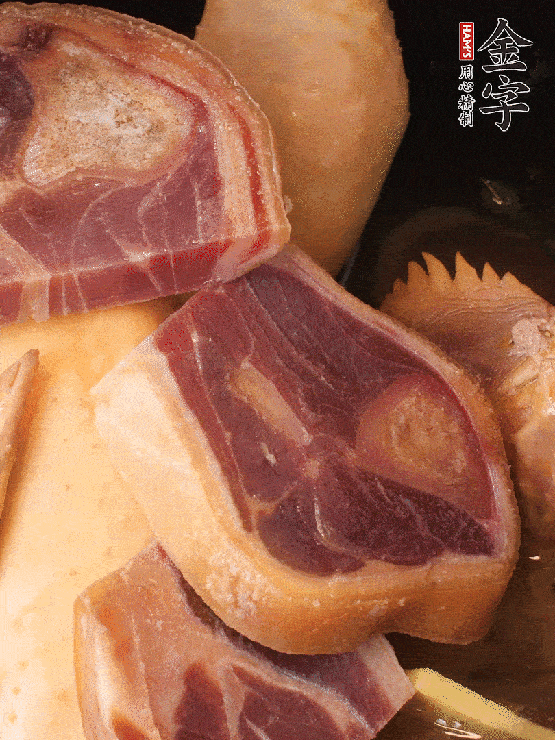 火踵、老母雞加蔥、姜、料酒、清水，大火燒開后轉(zhuǎn)小火，燉1小時(shí)