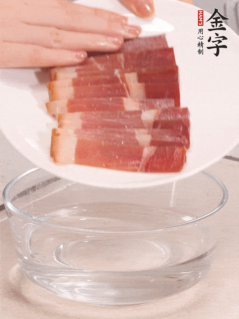 鴨腿冷水下鍋，加姜片、料酒焯水