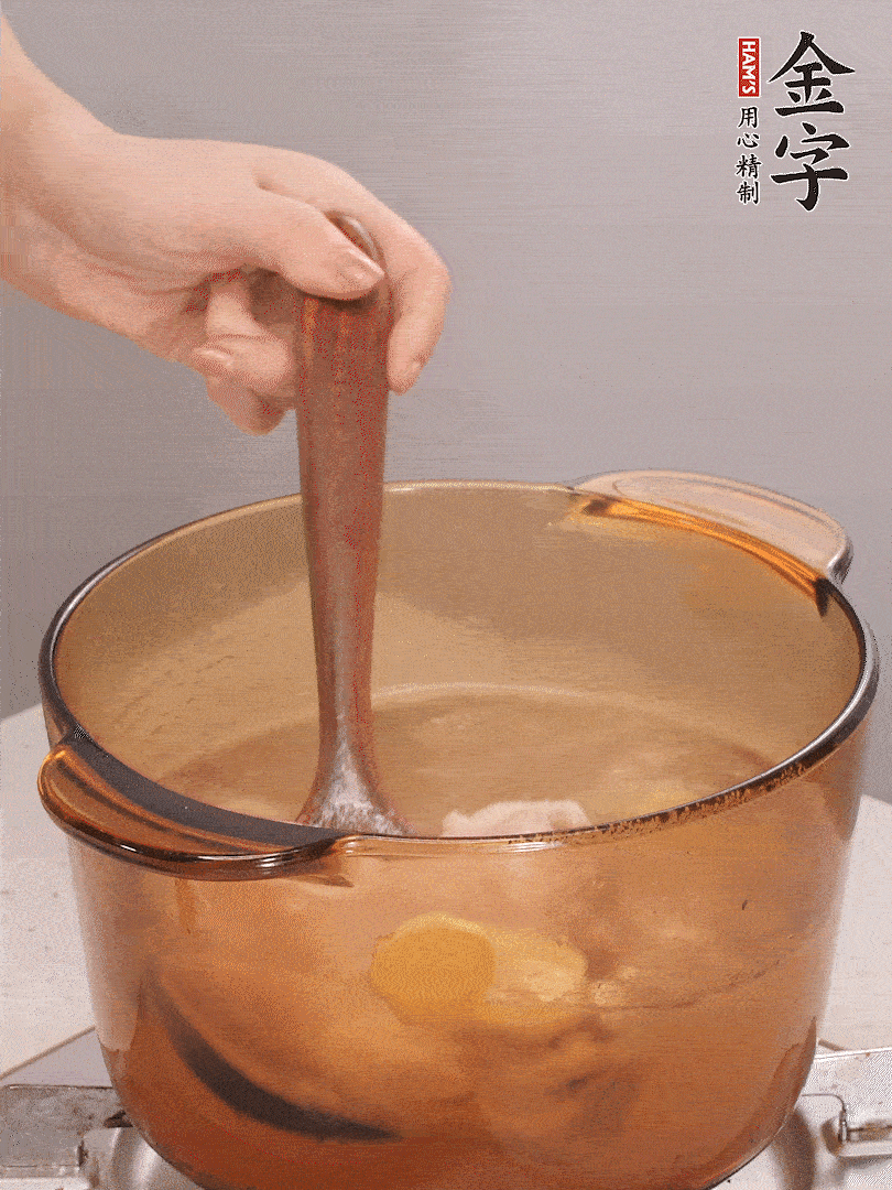 鴨肉、白果、火腿、生姜一起放入砂鍋，清水沒過食材，大火燉煮1小時(shí)