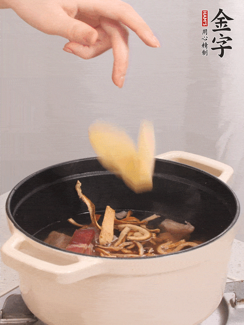 加入青、紅蘿卜再煲20小時(shí)。
