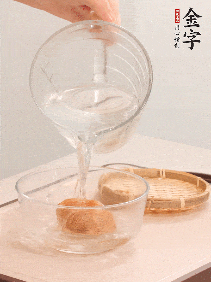 猴頭菇至少泡發(fā)半小時，將浸泡后的黃水擠干；