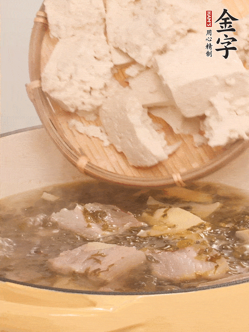 往鍋里加入一倍的水，加豆腐