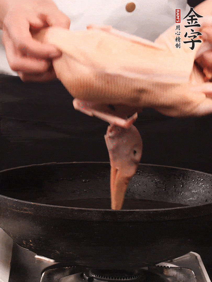 處理干凈的老鴨1只，黃酒小半碗，姜幾片，一起放入冷水，煮沸焯水3分鐘，去除血沫
