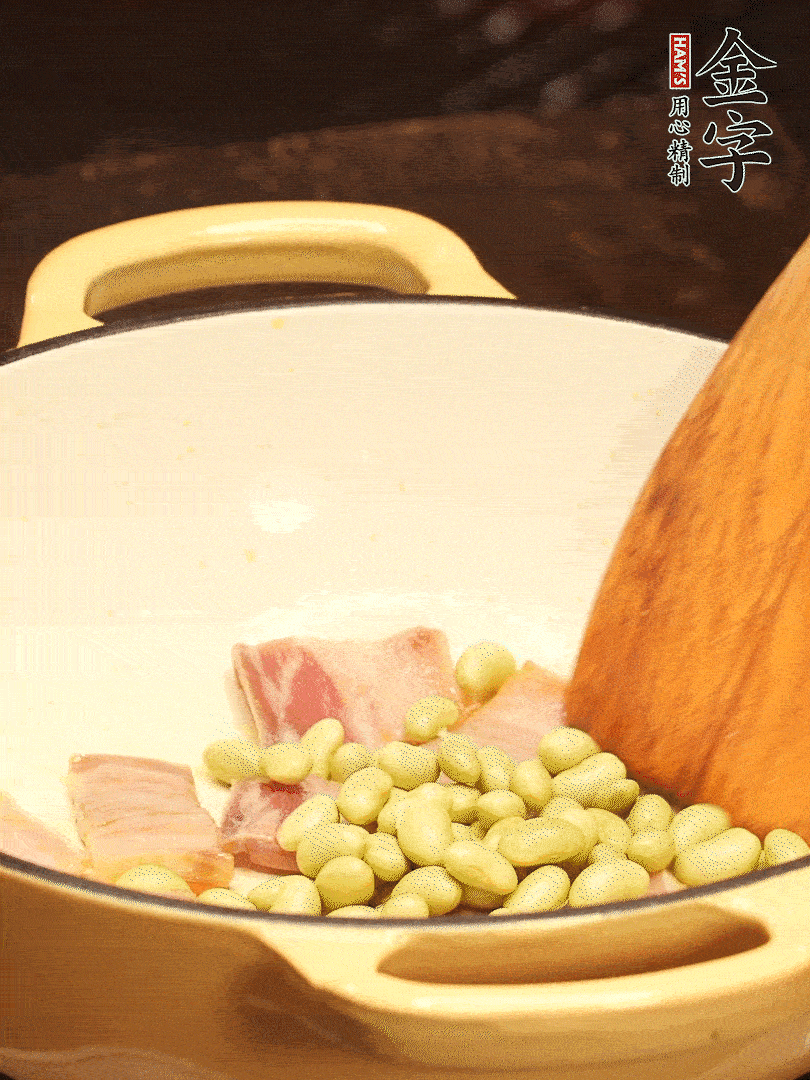 加入青豆、香菇翻炒出香味
