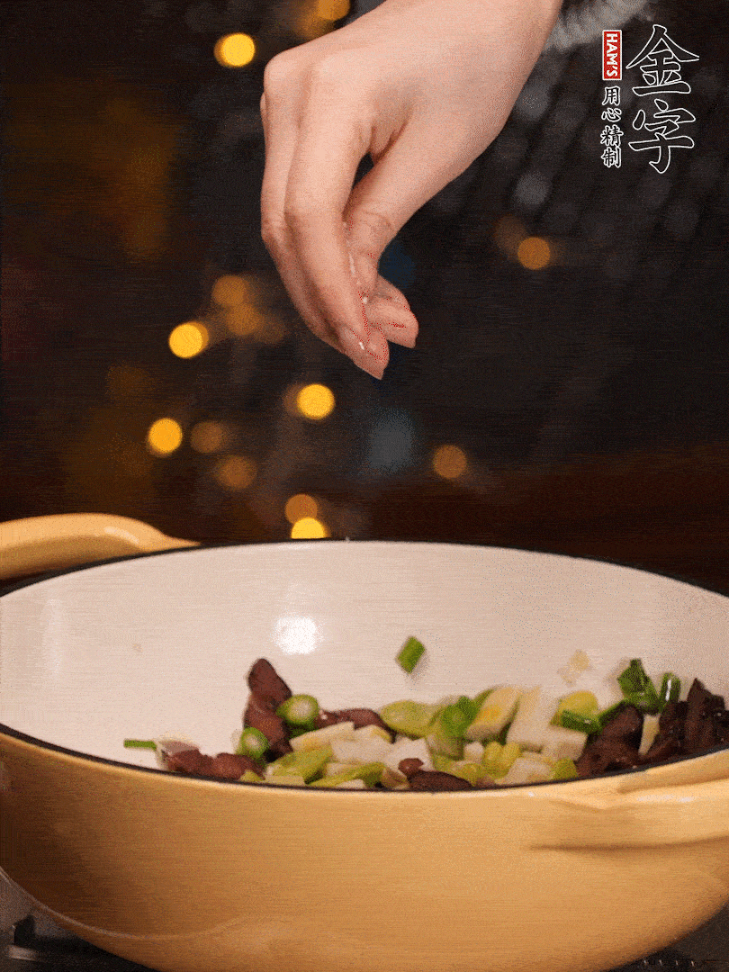 可以加點點水，再加菜苔，加點鹽、味精調(diào)味
