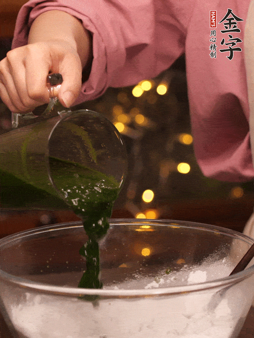 清明粿粉，分次加艾草泥，加點(diǎn)油揉2分鐘