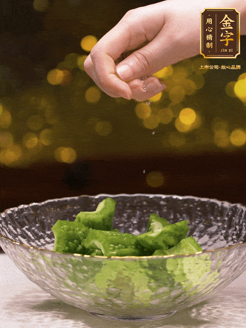 處理好的苦瓜切段（5cm），加點鹽鹽腌一下，去除一下苦味