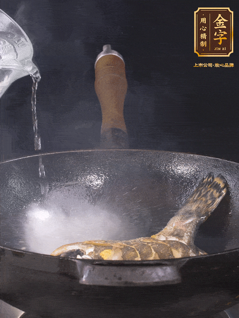 倒入適量食用油，待鍋燒熱后下桂魚(yú)煎大約2-3分鐘至兩面金黃（一定要煎透，這樣做出來(lái)的湯才會(huì)比較奶白色）