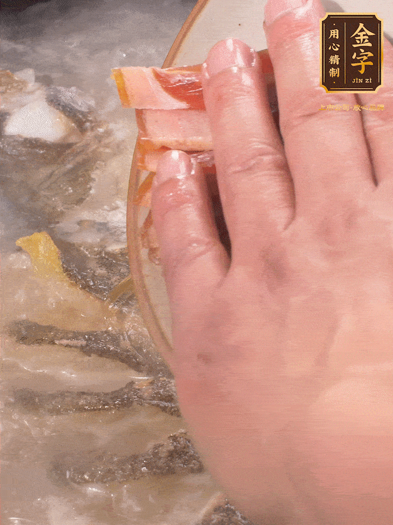 將煎好的魚(yú)，倒入三大碗開(kāi)水。大火煮開(kāi)后放入1個(gè)蔥結(jié)、2片姜片和1勺料酒和火腿片