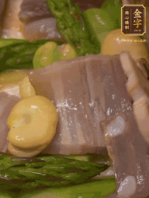 倒入熱水，燉煮10分鐘