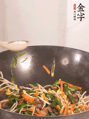 炒合菜：金字醬油肉、綠豆芽、韭菜