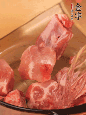 排骨冷水下鍋，加料酒、姜片，煮開綽水