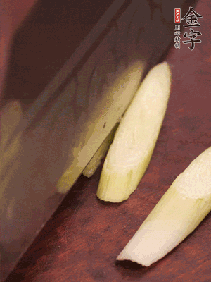 蒜白切小段，辣椒斜切圈
