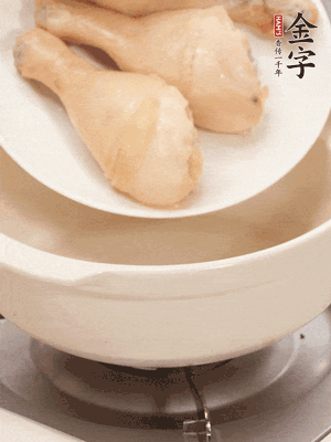 雞腿、火腿、干貝、蒜頭放入砂鍋內(nèi)燉1小時(shí)