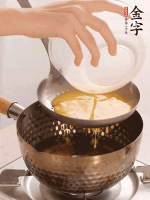 雞蛋過篩子倒入油鍋炸成蛋酥，瀝干油。