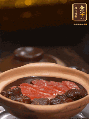 鋪上臘腸和排骨，鍋邊淋一圈油，小火煲10分鐘