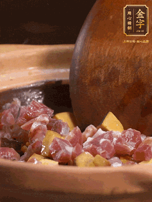 熱油下蒜片，倒入香腸丁、牛肝菌丁翻炒出香味