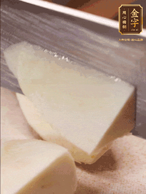 茭白去殼，底部一層老皮刨掉，切成滾刀塊