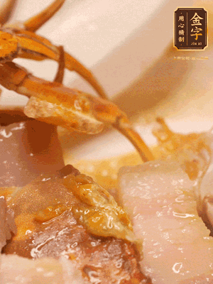 顏色變紅時(shí)，放蔥結(jié)、姜片煸香，再放咸肉、茭白、毛豆翻炒