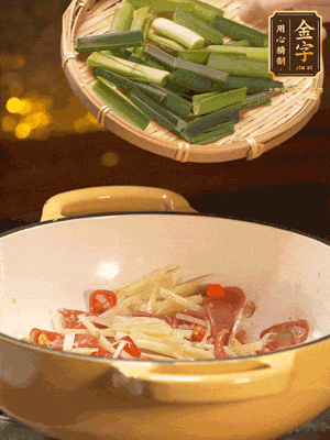 接著放蒜葉，來(lái)一點(diǎn)鹽，一點(diǎn)醬油調(diào)味翻勻