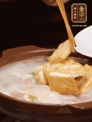 倒入開水大火煮開，轉(zhuǎn)中小火放咸肉，放一點點糖、味精慢燉10分鐘
