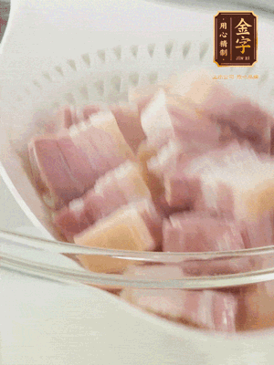 金字淡咸肉、排骨分別加料酒、蔥、姜冷水下鍋焯水，水開撇去浮沫撈出。