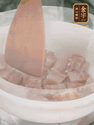砂鍋內(nèi)咸肉微微煸出香味，再倒入開水。放排骨滾開后轉(zhuǎn)中小火篤30分鐘。（水盡量一次加足，以免中途加水沖淡鮮味。這一步是湯底濃白的關(guān)鍵）