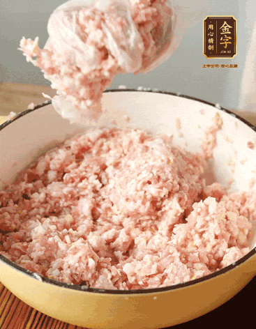 肉丁、咸肉丁、一丟丟鹽、料酒拌勻，反復(fù)摔打上勁。接著加入1兩蔥姜水，反復(fù)拌勻摔打上勁。前后共加3遍。3遍后筍丁，接著反復(fù)摔打上勁。最后加入1個(gè)蛋清、3茶匙生粉拌勻摔打上勁