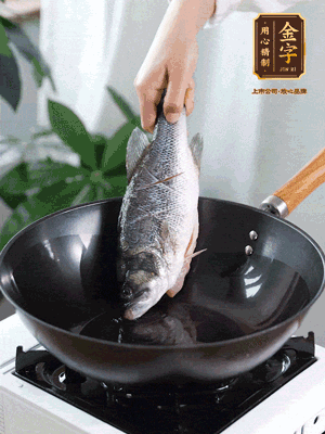 熱油，加1大勺豬油、姜片，再下鱸魚，煎至定型后翻面。（加點(diǎn)豬油，燉出的魚湯更容易變?yōu)榍逅哪贪咨?。?>
					</div>
					<span>步驟 3/6</span>
					<p>熱油，加1大勺豬油、姜片，再下鱸魚，煎至定型后翻面。（加點(diǎn)豬油，燉出的魚湯更容易變?yōu)榍逅哪贪咨?。?/p>
				</li><li>
					<div   id=