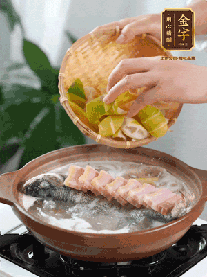 倒開水燉煮后轉(zhuǎn)移入砂鍋，淋料酒去腥、加少許鹽調(diào)味，再依次加咸肉、春筍燉煮15分鐘。