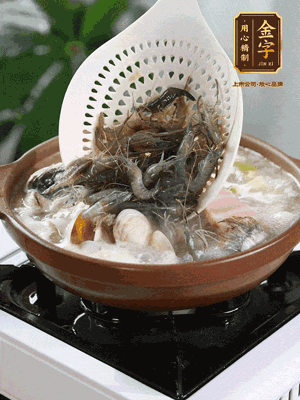 最后加一把蛤蜊、一把河蝦燜2分鐘，放一點(diǎn)白胡椒粉調(diào)味，撒上蔥花點(diǎn)綴！