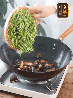 熱油煸香蒜末、姜粒、小米辣，再下臘肉煸炒出香味