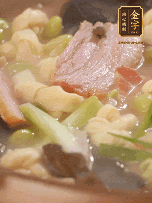 最后加一點蠔油、雞精調(diào)味
