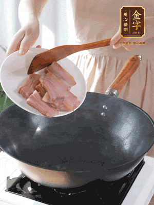 豬油熱鍋，下咸肉煸香，再下蔥姜提鮮