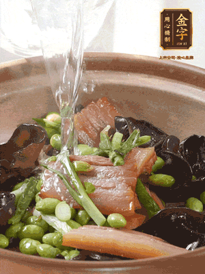 轉(zhuǎn)入砂鍋，加入開水、百葉結(jié)燉煮10分鐘