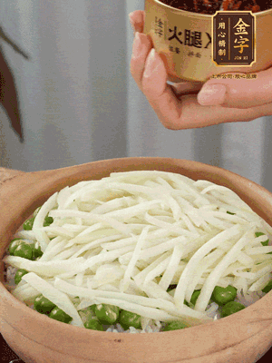 到水微干，放上豌豆、茭白絲。
