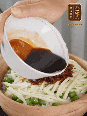 繼續(xù)小火燜3分鐘，淋上XO醬攪拌均勻。
