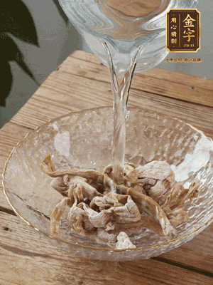 筍干提前泡發(fā)1晚切段，冬瓜去皮切塊。