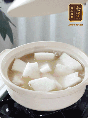 最后下冬瓜繼續(xù)燉煮10分鐘，撒上蔥花點綴。