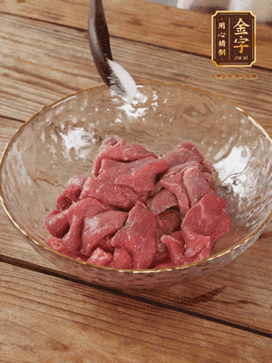 牛肉切丁，加黑胡椒海鹽、橄欖油腌10分鐘