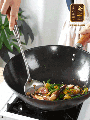 煸香蒜末，下香腸翻炒均勻，再依次下雞縱菌、黃瓜花