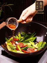 下蒜苗炒軟，沿鍋邊烹入一勺料酒，加醬油、蠔油、白糖調(diào)味炒勻